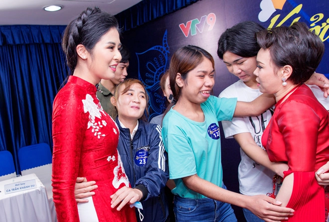 Lạ lùng chuyện cô gái người đầy lông lá 22 năm không khóc luôn há miệng - 3