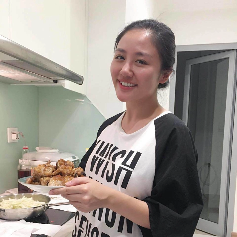 Lạ lùng nữ ca sĩ sinh năm 1995 càng trang điểm càng xấu quẹt tí son lại xinh ngất ngây - 3