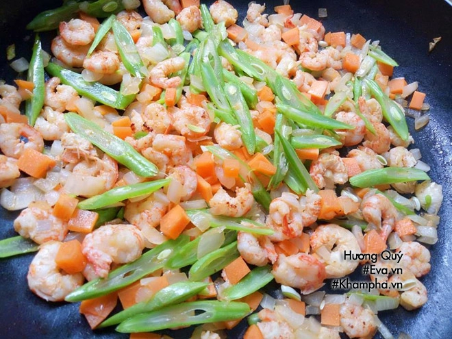 Làm cơm tôm trứng kiểu này cả nhà ai cũng mê - 9
