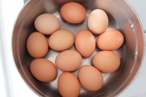 Làm thế nào để bóc trứng luộc dễ dàng - 1