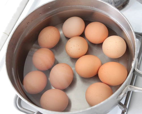 Làm thế nào để bóc trứng luộc dễ dàng - 2