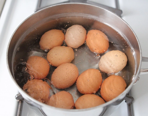 Làm thế nào để bóc trứng luộc dễ dàng - 3