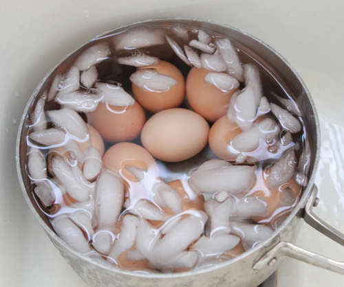 Làm thế nào để bóc trứng luộc dễ dàng - 4