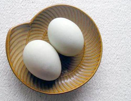 Luộc trứng gà lên lăn qua lăn lại trên mặt và chờ xem điều bất ngờ gì xảy ra - 1