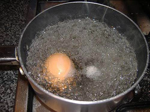 Luộc trứng gà lên lăn qua lăn lại trên mặt và chờ xem điều bất ngờ gì xảy ra - 2
