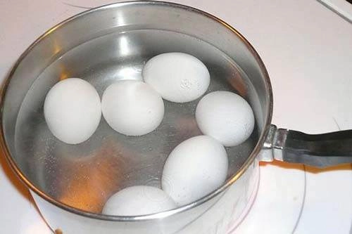 Luộc trứng gà lên lăn qua lăn lại trên mặt và chờ xem điều bất ngờ gì xảy ra - 3
