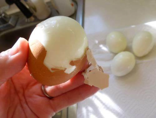 Luộc trứng gà lên lăn qua lăn lại trên mặt và chờ xem điều bất ngờ gì xảy ra - 4