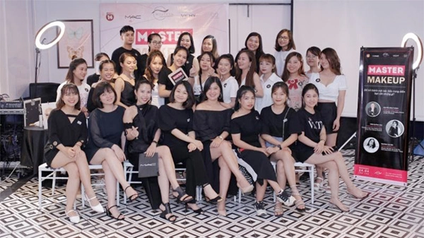 Makeup artist trần quỳnh hoa không phải thần hermes nhưng vẫn có thể vẽ lên đôi cánh cho mình - 2