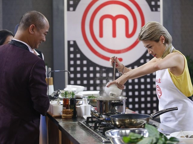 Masterchef vn thiếu thời gian pha lê vừa nấu ăn vừa đọc thần chú - 1