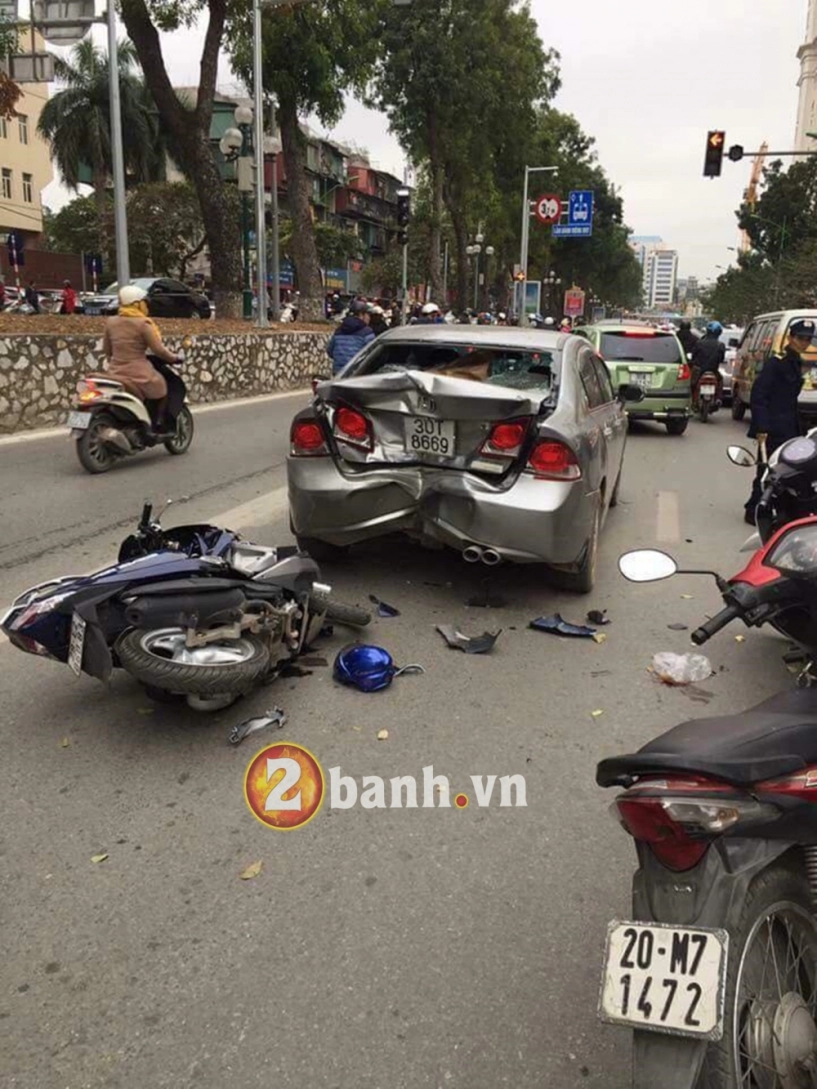 Mất phanh nam thanh niên đi ab đâm lún mông honda civic - 1