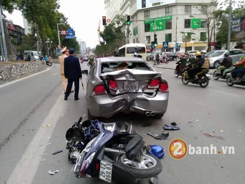 Mất phanh nam thanh niên đi ab đâm lún mông honda civic - 2