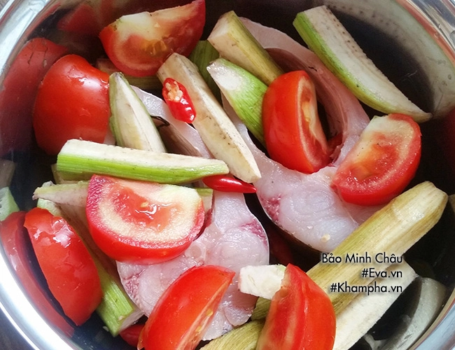 Mát trời làm cá kho chuối xanh đậm đà ngon miệng - 2