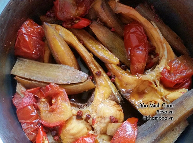 Mát trời làm cá kho chuối xanh đậm đà ngon miệng - 3