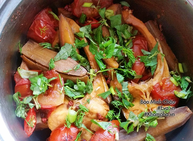 Mát trời làm cá kho chuối xanh đậm đà ngon miệng - 4