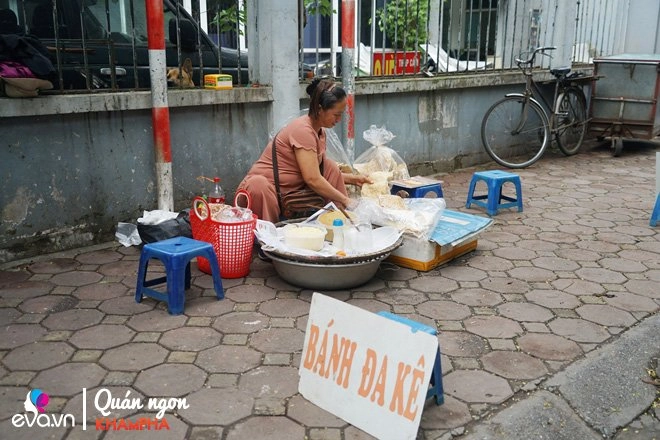 Mẹ hn bán bánh đa kê vỉa hè 20 năm tấp nập người mua bán 1000 miếng không xuể - 2