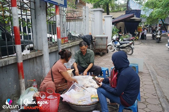 Mẹ hn bán bánh đa kê vỉa hè 20 năm tấp nập người mua bán 1000 miếng không xuể - 15