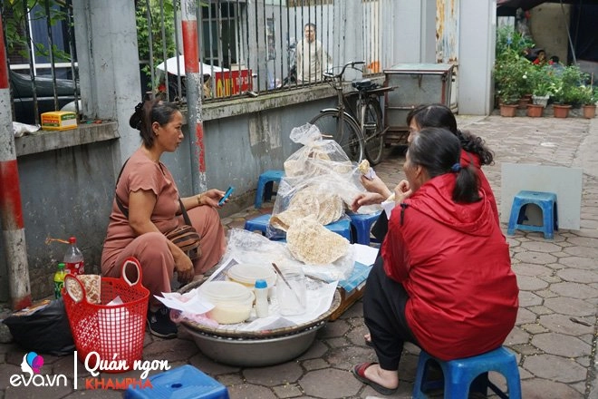 Mẹ hn bán bánh đa kê vỉa hè 20 năm tấp nập người mua bán 1000 miếng không xuể - 17