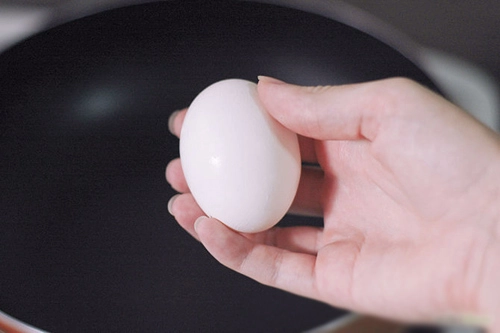 Mẹo đập trứng điêu luyện chỉ bằng một tay - 1