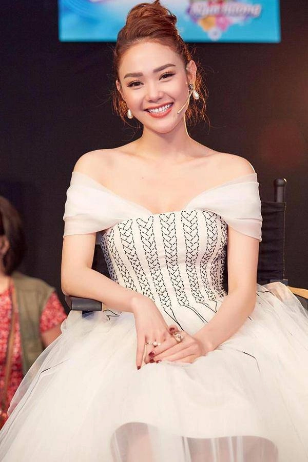 Minh hằng gây sốc với gương mặt cứng đơ như ma-nơ-canh mắt ti hí và miệng biến dạng - 8