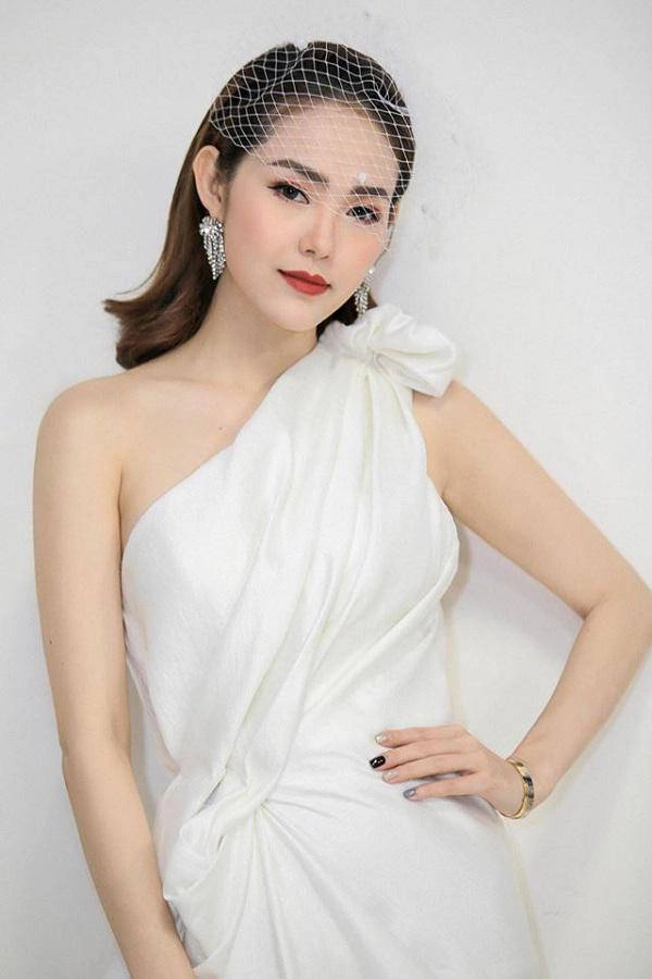 Minh hằng gây sốc với gương mặt cứng đơ như ma-nơ-canh mắt ti hí và miệng biến dạng - 10
