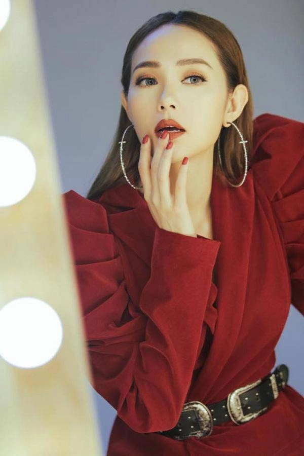 Minh hằng gây sốc với gương mặt cứng đơ như ma-nơ-canh mắt ti hí và miệng biến dạng - 12