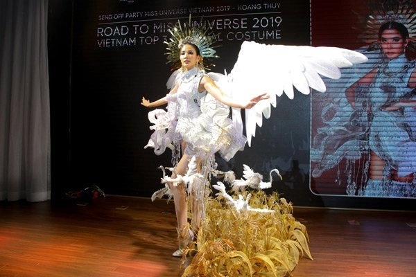 Miss universe 2019 hhen niê ăn bánh mì thì hoàng thùy uống cà phê phin sữa đá - 8