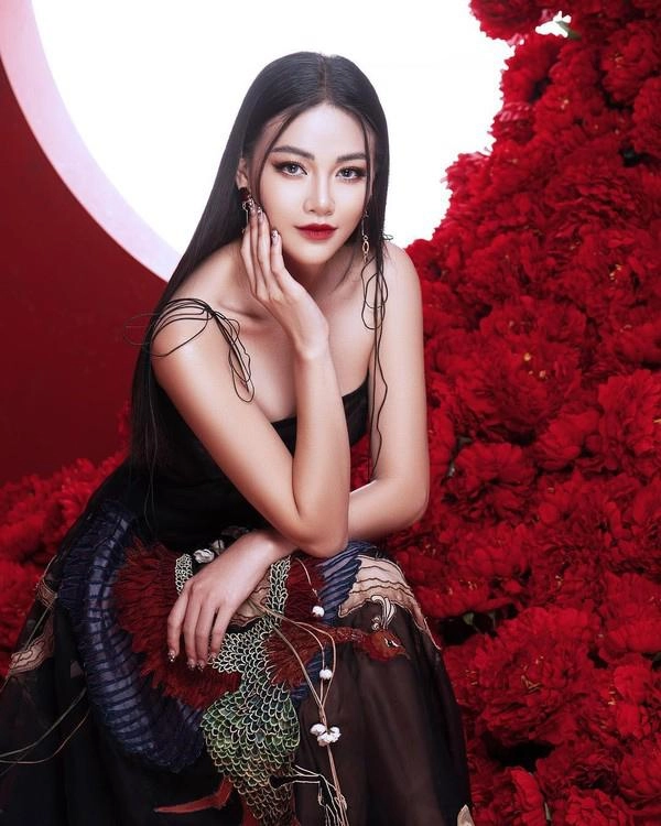 Mỗi lần xuất hiện với một khuôn mặt khác nhau phương khánh có phép biến hình sao - 9