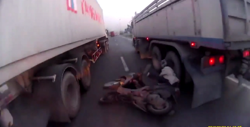 Một biker thoát chết dù xảy ra tai nạn nghiêm trọng - 1