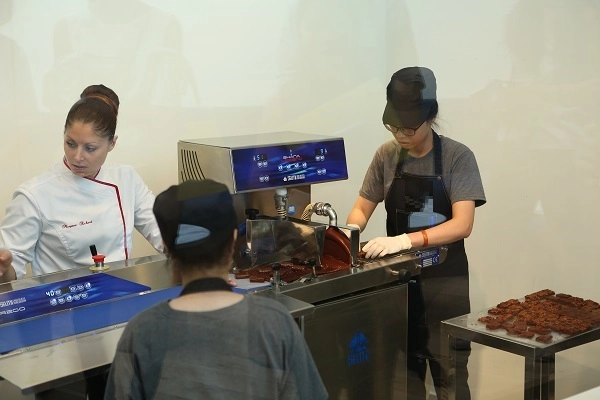 Mục sở thị quy trình sản xuất sô cô la được mệnh danh ngon nhất thế giới tại hà nội - 13