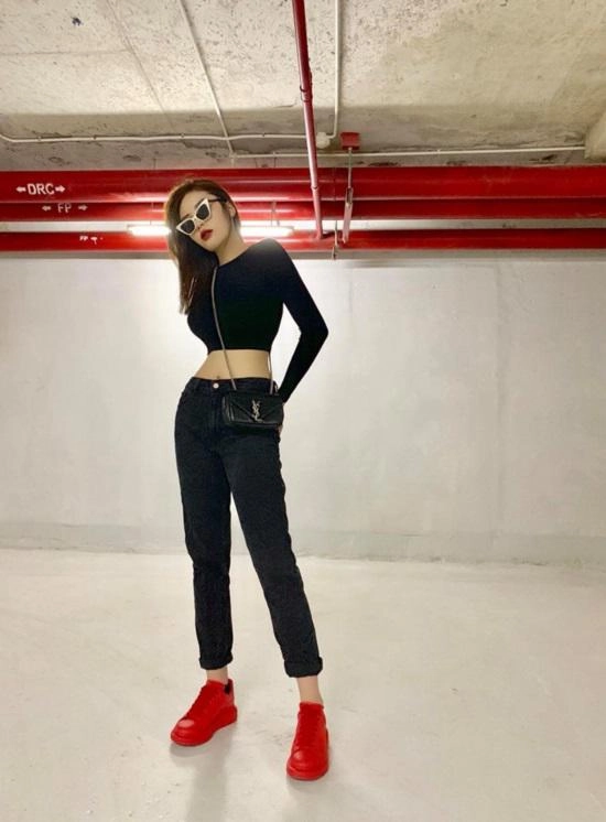 Nâng ngực còn chưa đủ hoa hậu kỳ duyên bóp eo đến cong xương sườn đây này - 2