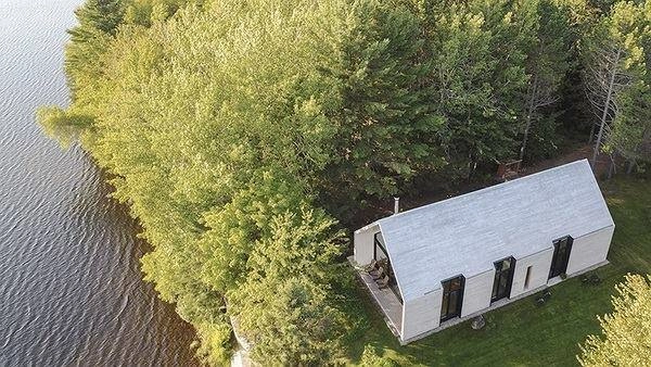 Ngắm căn nhà 140m2 bên hồ bằng gỗ tuyết tùng trắng hiếm có - 2