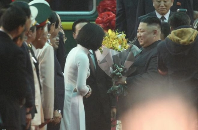 Ngắm không chán mắt nhan sắc nữ sinh lạng sơn tặng hoa ông kim jong un sáng nay - 1