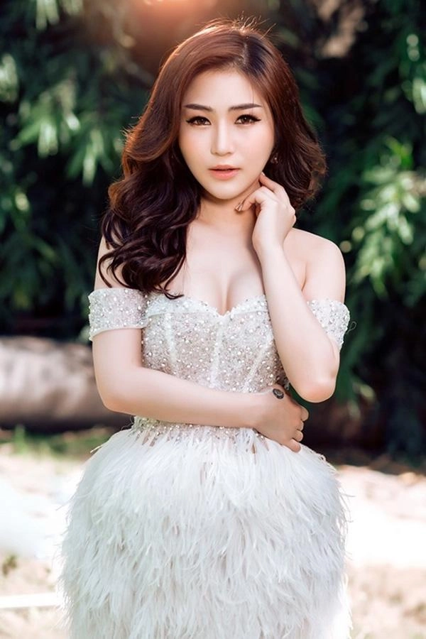 Ngỡ ngàng trước nhan sắc mới của hương tràm fan chỉ biết thốt lên hai từ người lạ - 2
