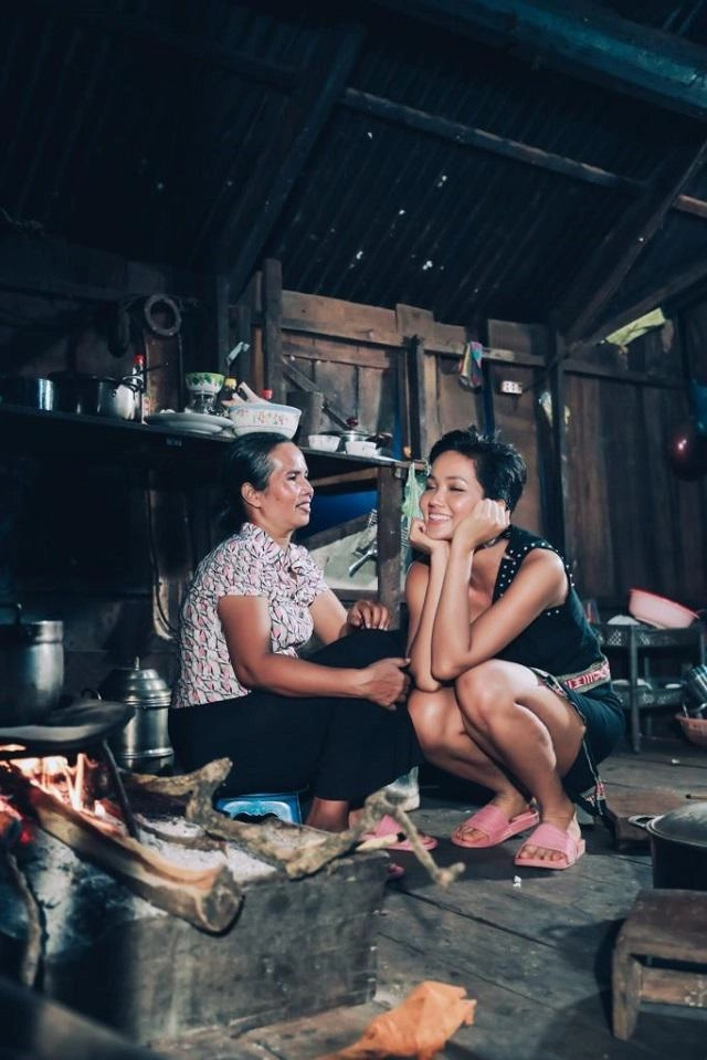 Ngồi bệt dưới sàn nhà tự tay họa mặt hhen niê khiến mọi người phát cuồng với cái kết - 1