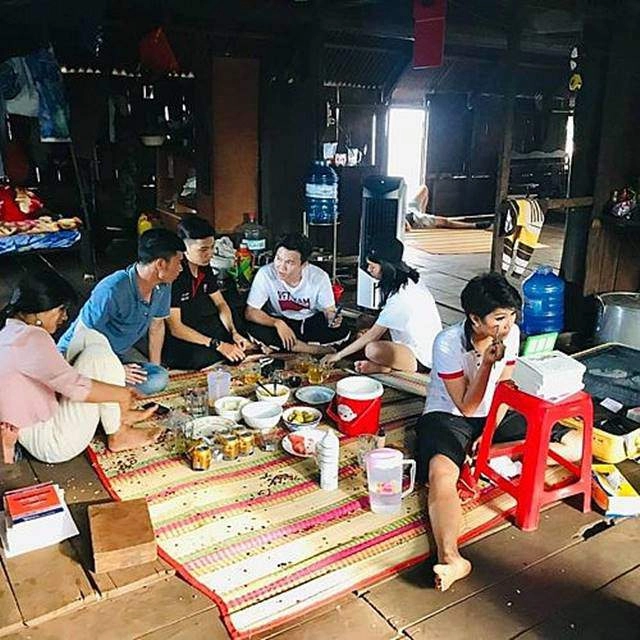 Ngồi bệt dưới sàn nhà tự tay họa mặt hhen niê khiến mọi người phát cuồng với cái kết - 3