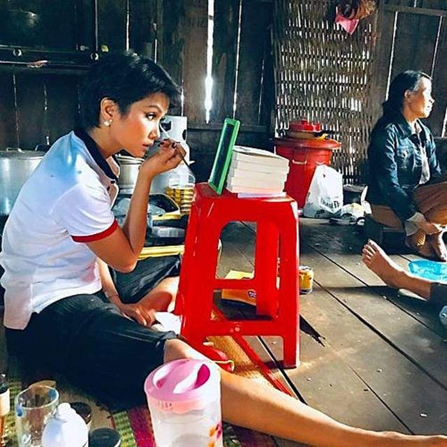Ngồi bệt dưới sàn nhà tự tay họa mặt hhen niê khiến mọi người phát cuồng với cái kết - 4