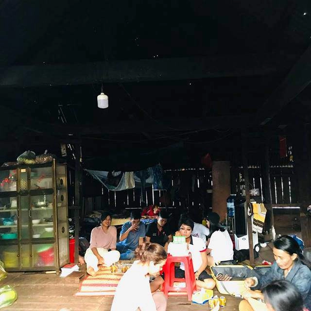 Ngồi bệt dưới sàn nhà tự tay họa mặt hhen niê khiến mọi người phát cuồng với cái kết - 5