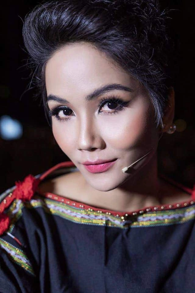 Ngồi bệt dưới sàn nhà tự tay họa mặt hhen niê khiến mọi người phát cuồng với cái kết - 6