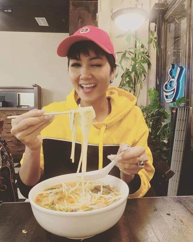 Ngồi bệt dưới sàn nhà tự tay họa mặt hhen niê khiến mọi người phát cuồng với cái kết - 9