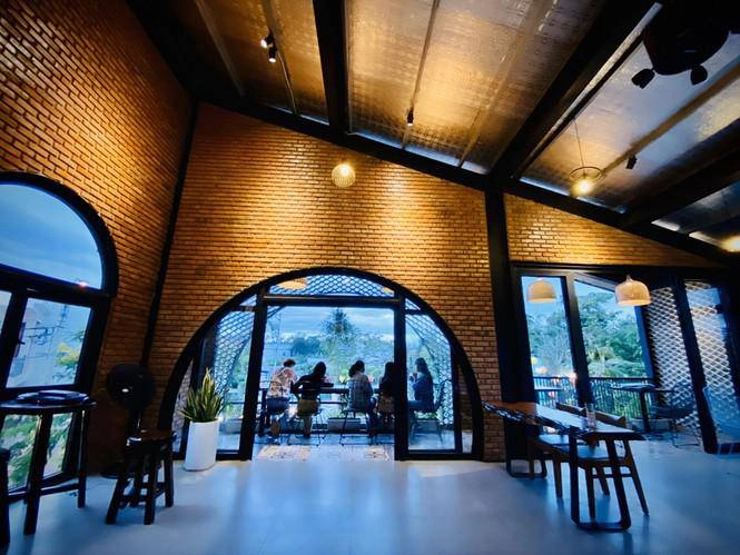 Ngôi nhà kết hợp quán cafe đẹp lạ nhờ nghệ thuật xếp gạch gây mê - 7