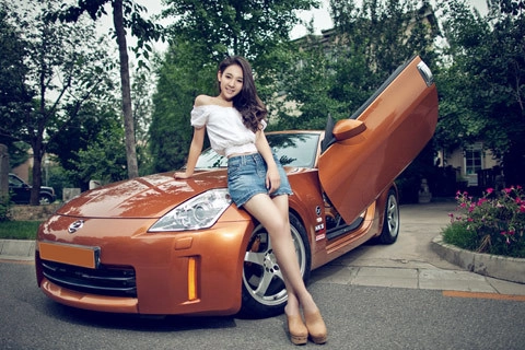  người mẫu bên nissan 350z - 7