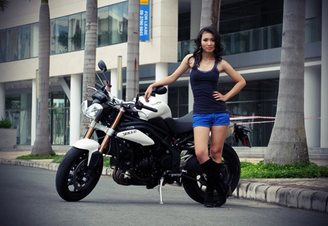  người mẫu việt bên speed triple 2011 - 3