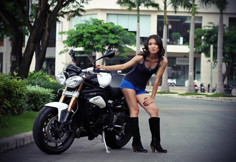  người mẫu việt bên speed triple 2011 - 6