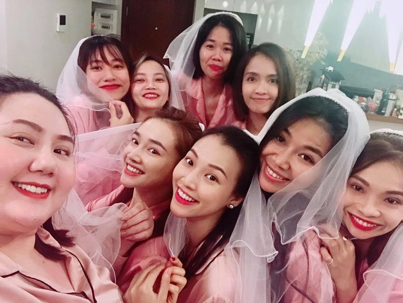 Nhã phương diện pijama hồng ngọt ngào trong tiệc chia tay đời độc thân của hoàng oanh - 1