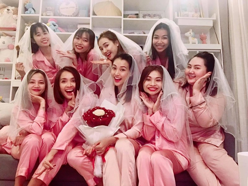 Nhã phương diện pijama hồng ngọt ngào trong tiệc chia tay đời độc thân của hoàng oanh - 2