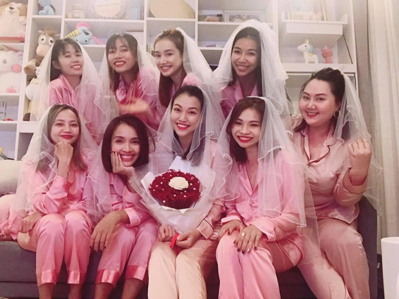 Nhã phương diện pijama hồng ngọt ngào trong tiệc chia tay đời độc thân của hoàng oanh - 3
