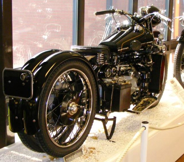 Những xe mô tô sử dụng động cơ ô tô siêu khủng - 8