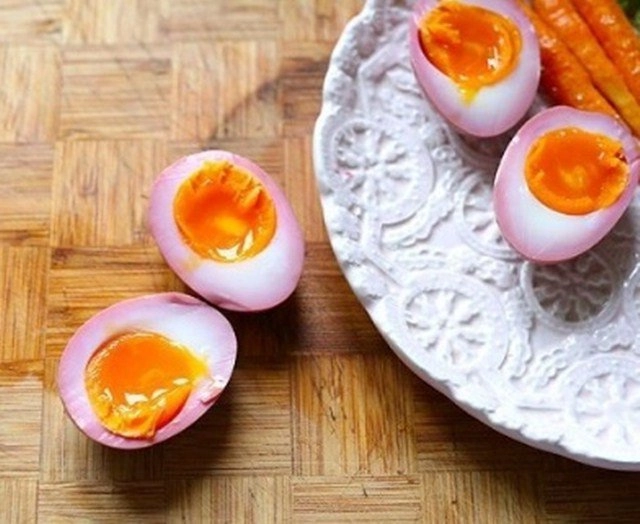 Nhuộm hồng cho trứng từ loại củ quen thuộc để bữa sáng thêm lãng mạn - 1
