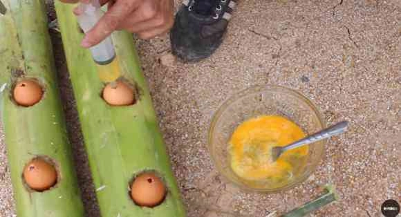 Nướng trứng gà trong thân cây chuối kết quả ai cũng muốn làm theo - 7