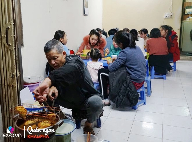 Quán bánh rán mặn 28 năm chỉ đun bằng bếp dầu hiếm thấy của cặp vợ chồng già vĩnh hồ - 2